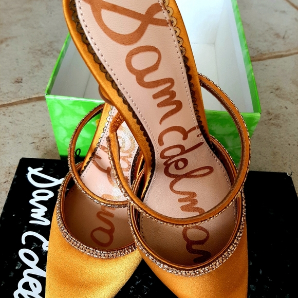 Gold, satin heels - Picture 1 of 4